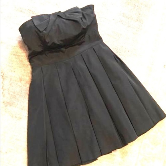 A/X Armani Exchange black taffeta strapless dress.
Size 4
C - Picture 4 of 5